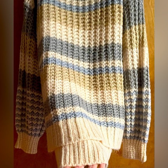 ❤️Sweater Shoulder less🌺Like New Condition turtleneck❤️ - Picture 13 of 13